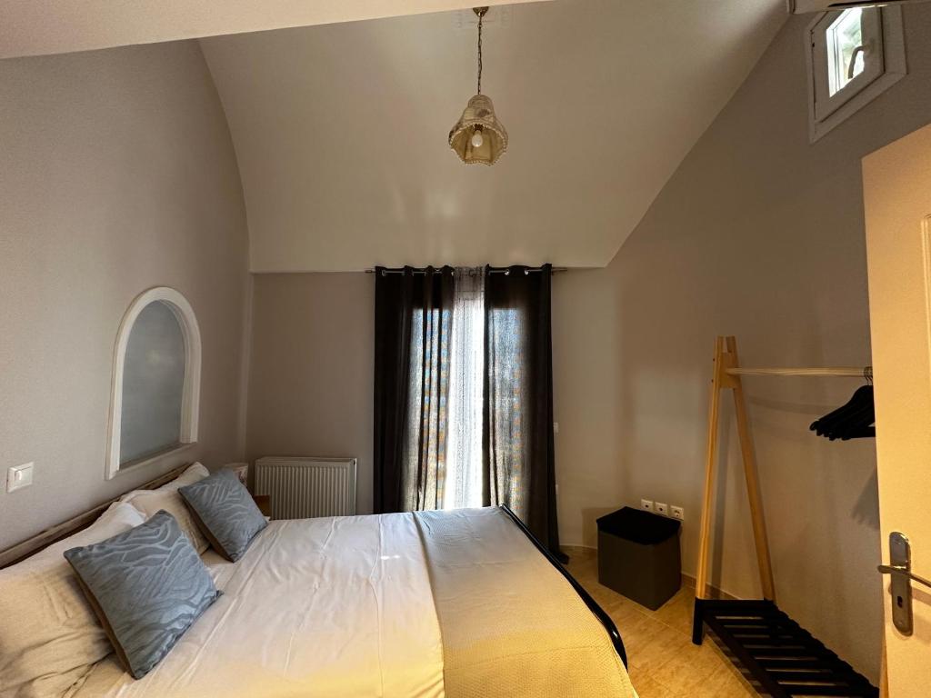 Łóżko lub łóżka w pokoju w obiekcie Veldi Art - Kamari Beach Apartment