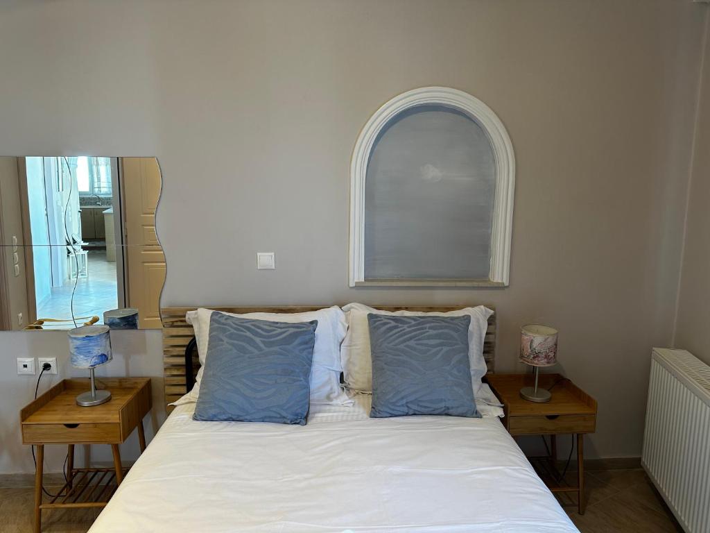 Łóżko lub łóżka w pokoju w obiekcie Veldi Art - Kamari Beach Apartment