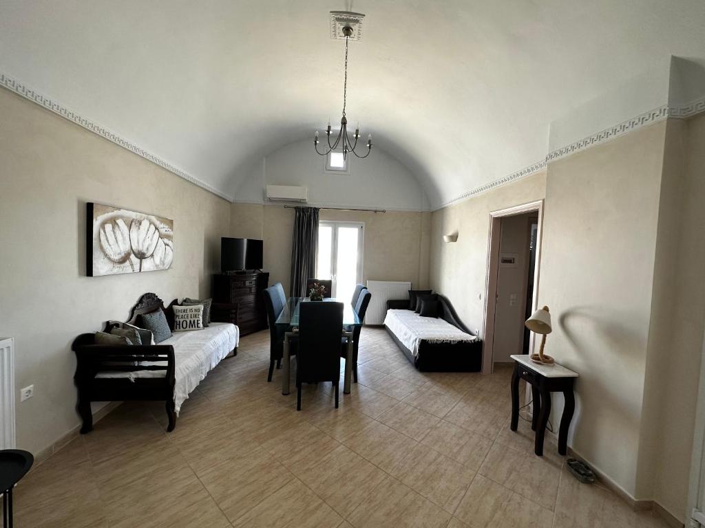 Łóżko lub łóżka w pokoju w obiekcie Veldi Art - Kamari Beach Apartment