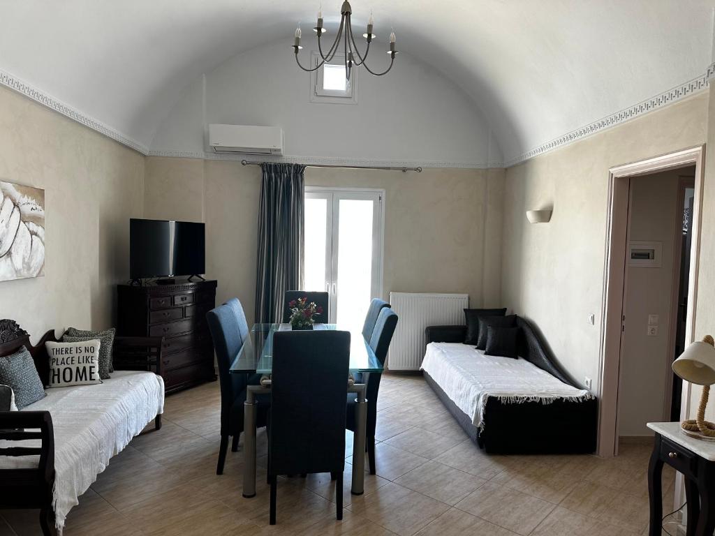 Łóżko lub łóżka w pokoju w obiekcie Veldi Art - Kamari Beach Apartment