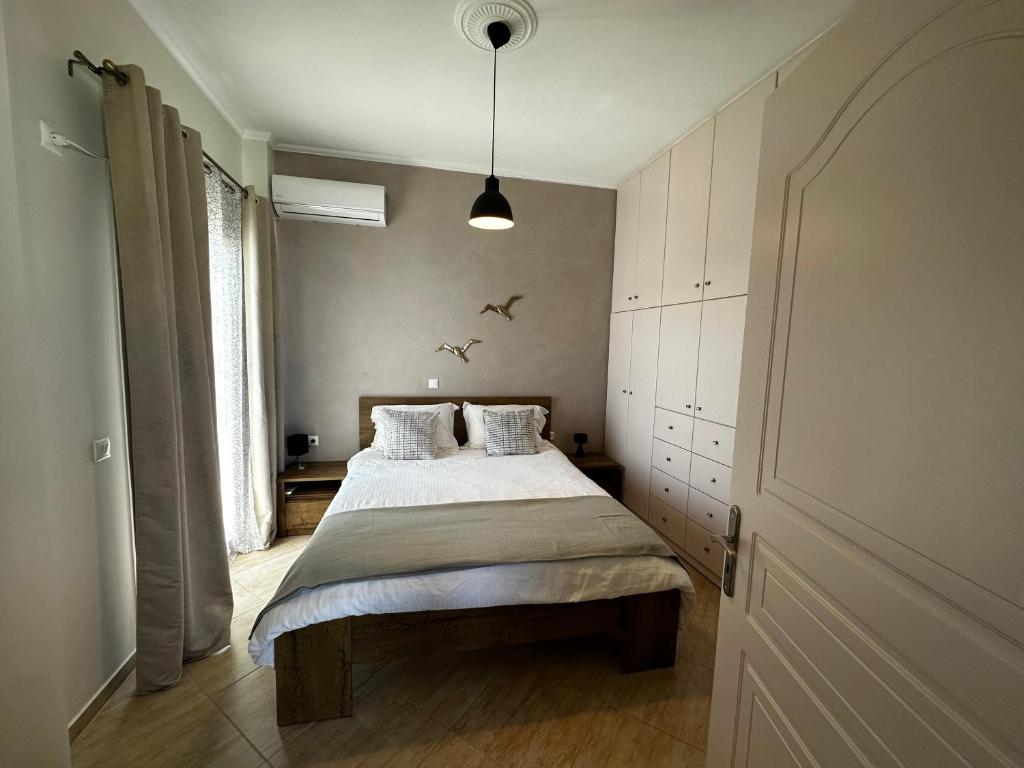 Łóżko lub łóżka w pokoju w obiekcie Veldi Art - Kamari Beach Apartment