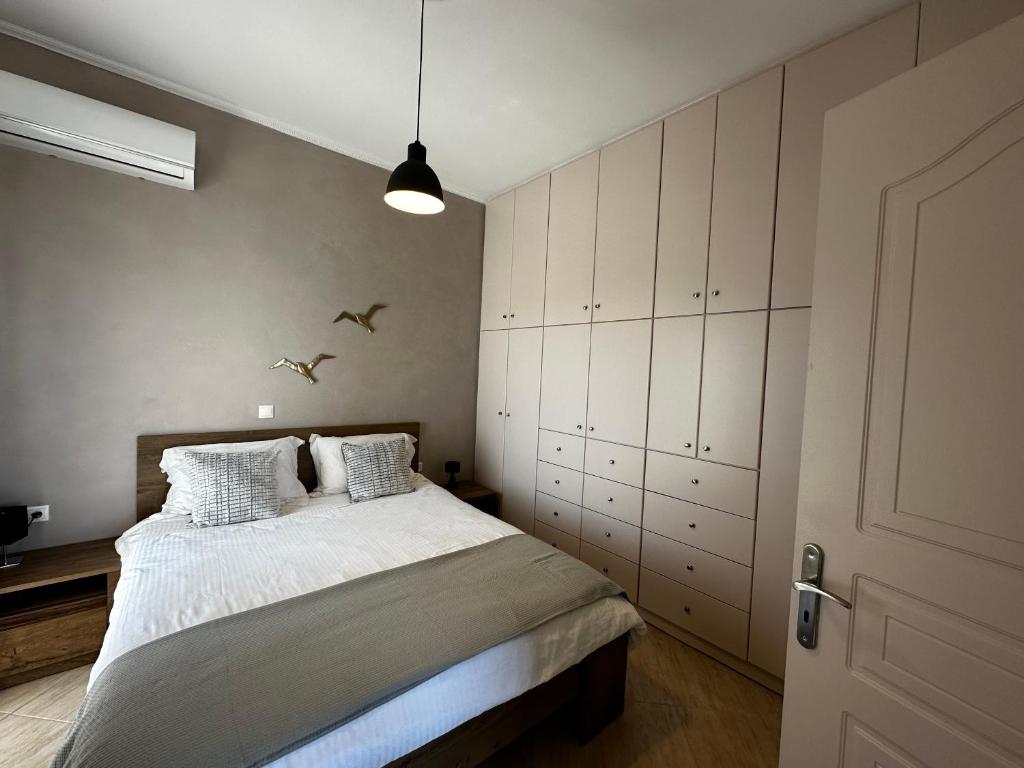 Łóżko lub łóżka w pokoju w obiekcie Veldi Art - Kamari Beach Apartment