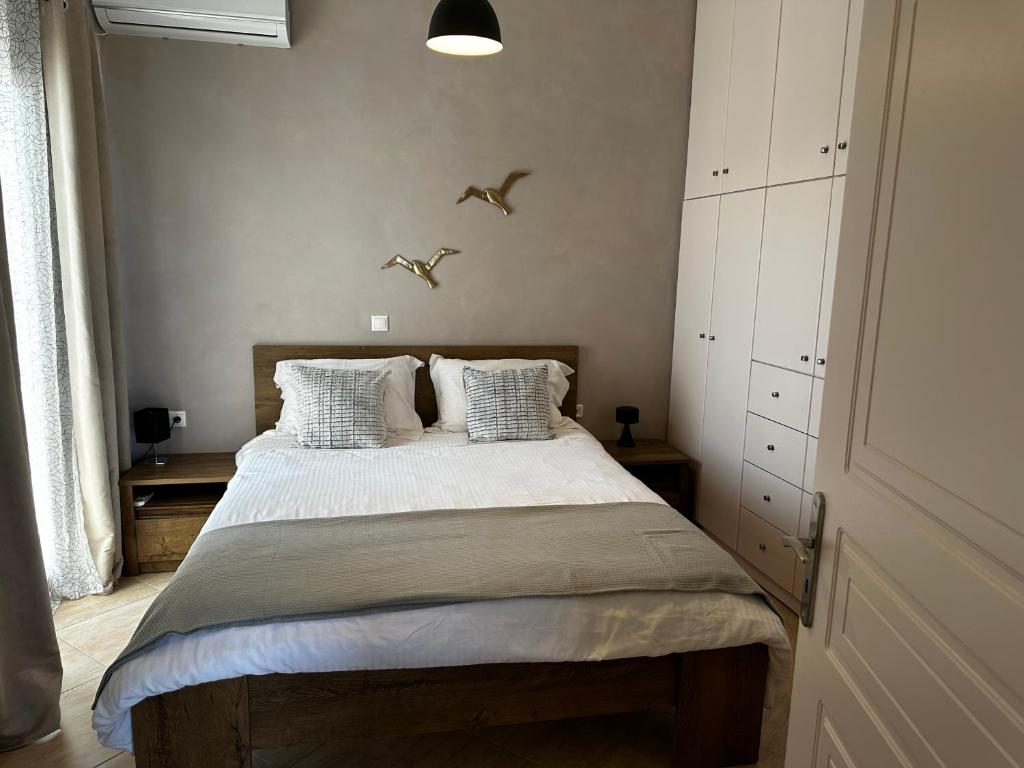 Łóżko lub łóżka w pokoju w obiekcie Veldi Art - Kamari Beach Apartment