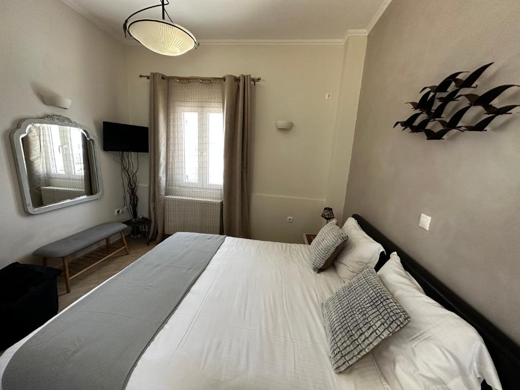 Łóżko lub łóżka w pokoju w obiekcie Veldi Art - Kamari Beach Apartment