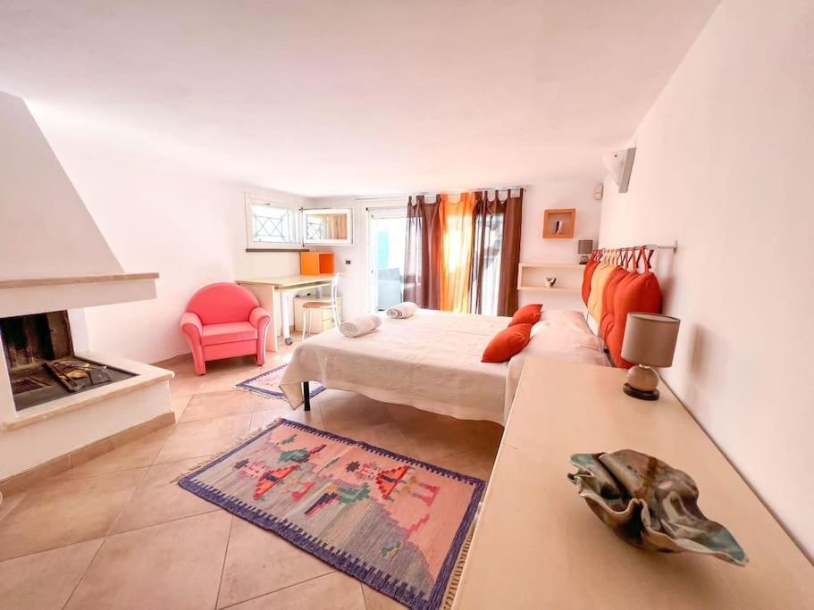 奧里斯塔諾的住宿－Hibryd: in centro, a due passi dal mare，酒店客房配有一张床和一个壁炉。