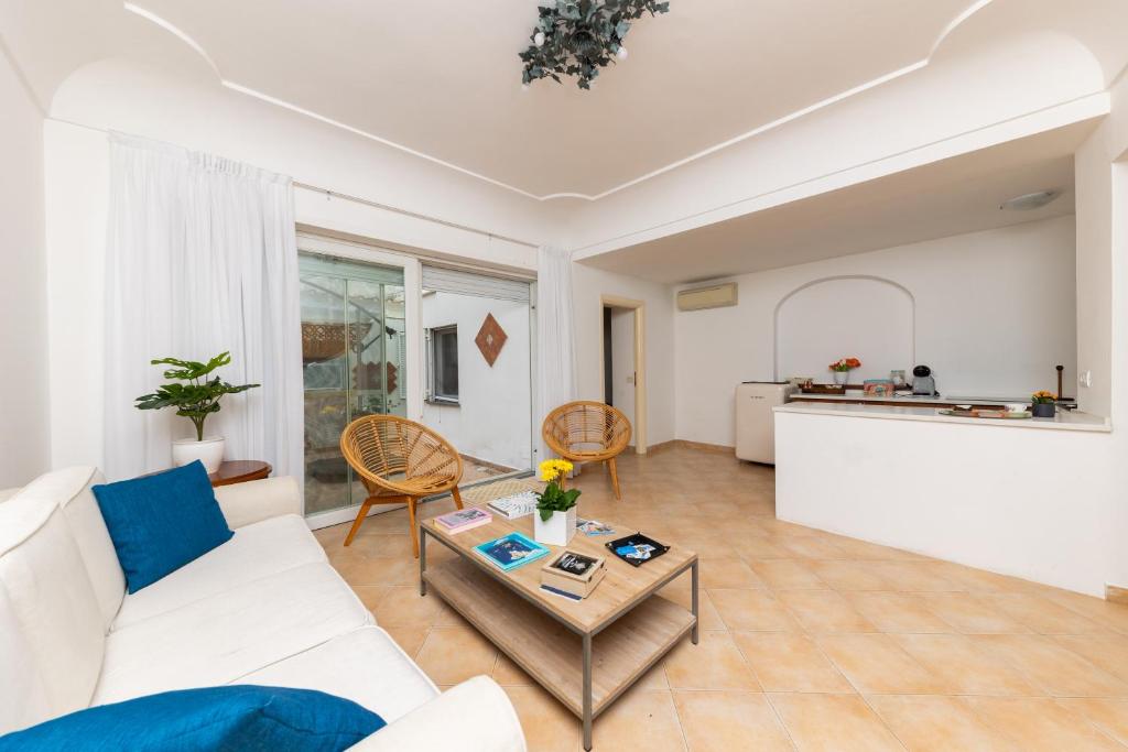 sala de estar con sofá blanco y mesa en Birago22Capri, en Capri