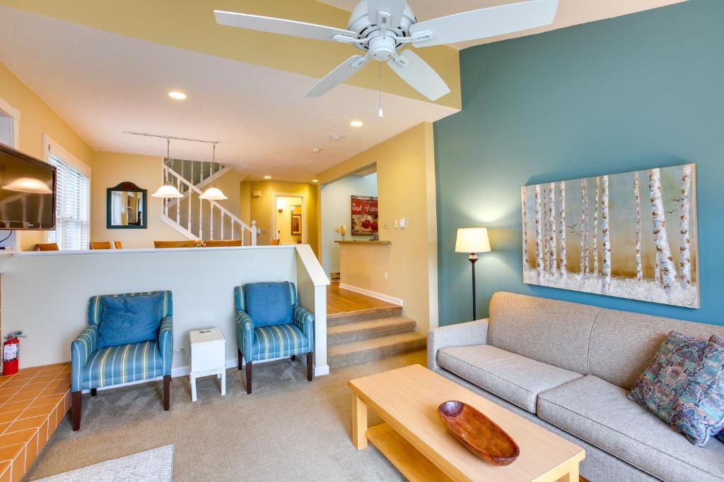 Χώρος καθιστικού στο Glen Arbor Vacation Rental with Views of Lake!