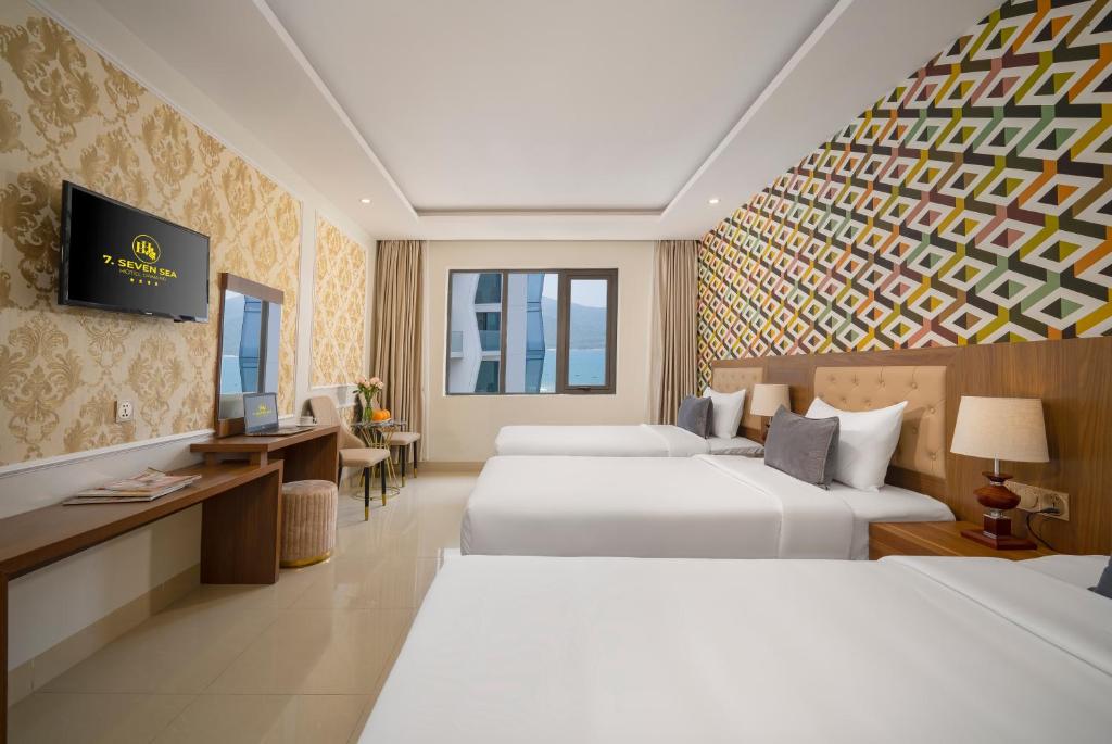 Postel nebo postele na pokoji v ubytování 7 Seven Sea Hotel