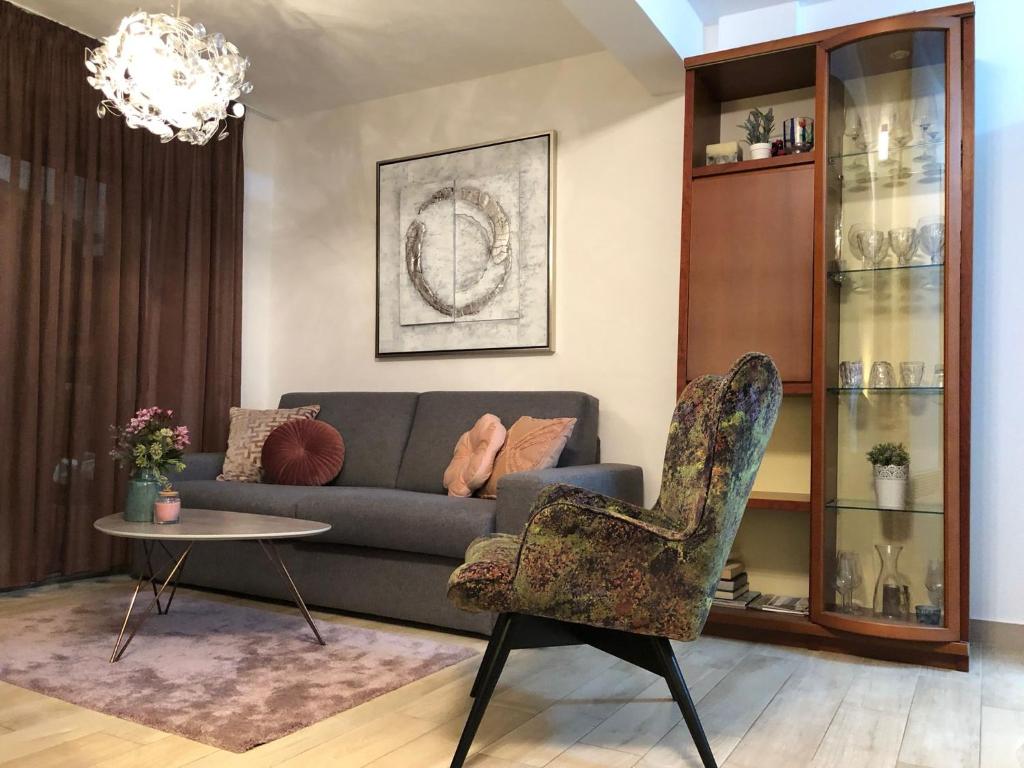 sala de estar con sofá y silla en Sunset Apartment with a private yard at Medulin Riviera, en Medulin