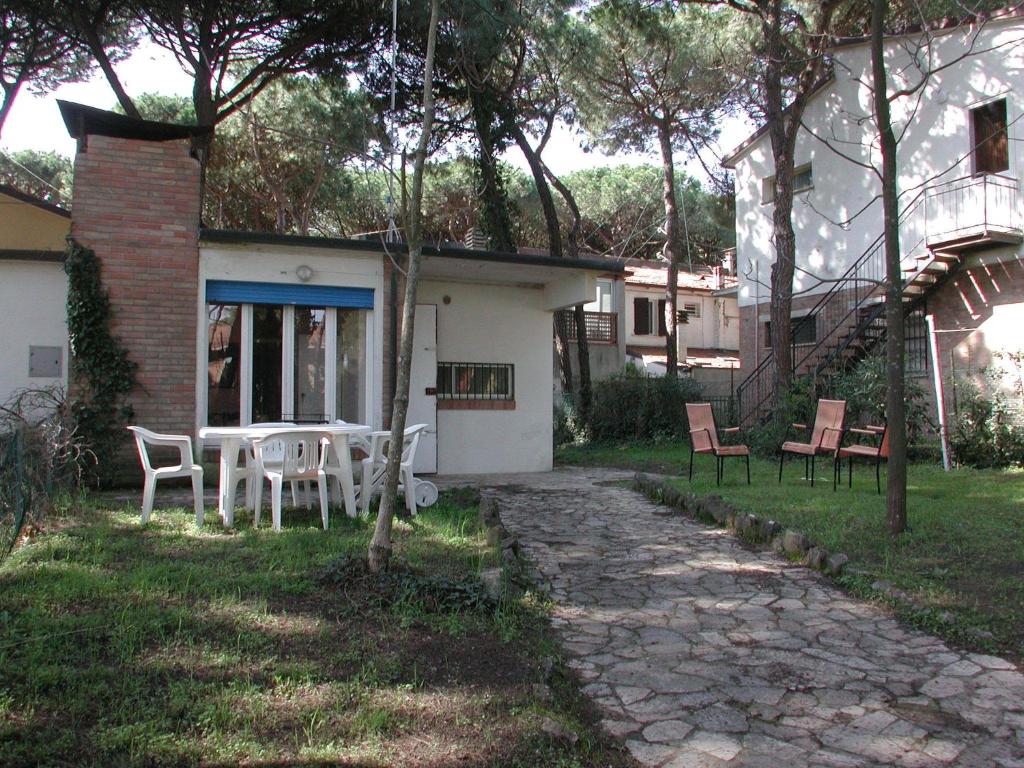 リド・デッリ・エステンシにあるVilletta Caminiの庭のテーブルと椅子付きの家