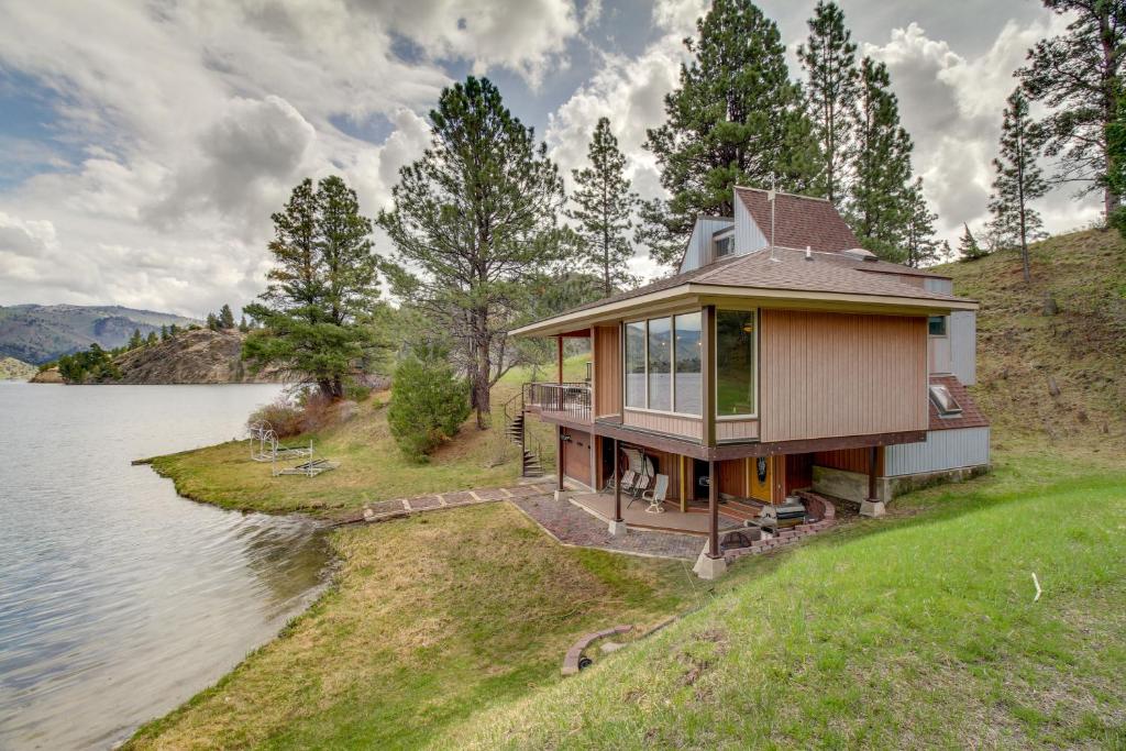 una casa a orillas de un lago en Secluded Holter Lake Vacation Rental with Deck!, 