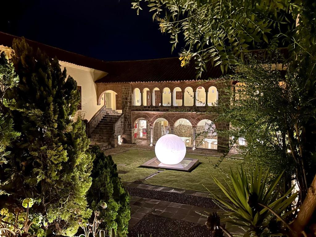 una sfera nel cortile di una casa di notte di Casa Cartagena Boutique Hotel & Spa a Cuzco