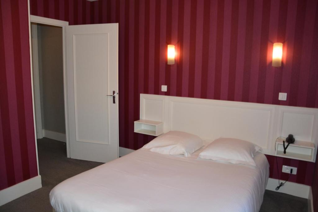 Postel nebo postele na pokoji v ubytování The Originals Boutique, Hôtel Terminus, Bourg-en-Bresse Gare