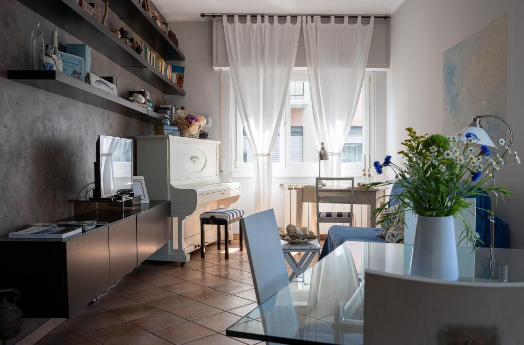 uma cozinha e sala de estar com uma mesa de vidro em Il Nido di Jonathan Livingstone em Rapallo