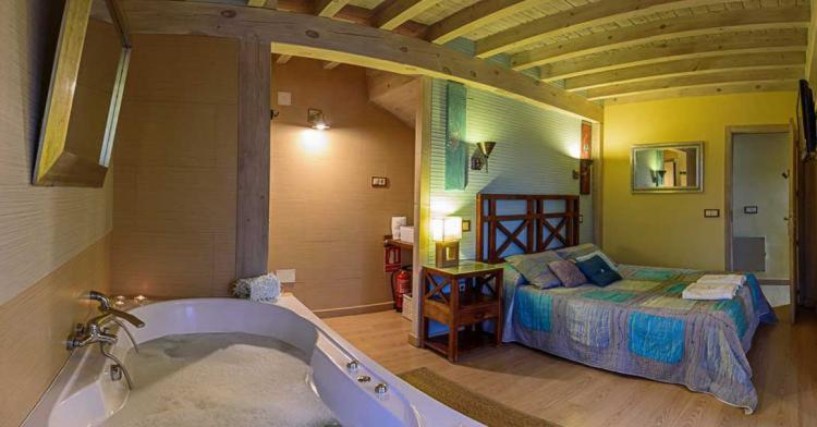 baño con bañera y cama en Casa Ensueño-Los Sitios de Aravalle, en Gilgarcía