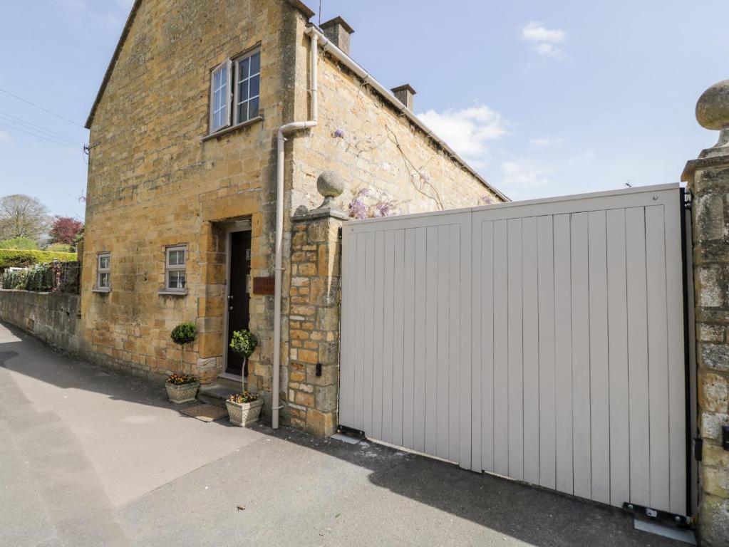 an external view of a building with a gate at Yarn Cottage in Broadway