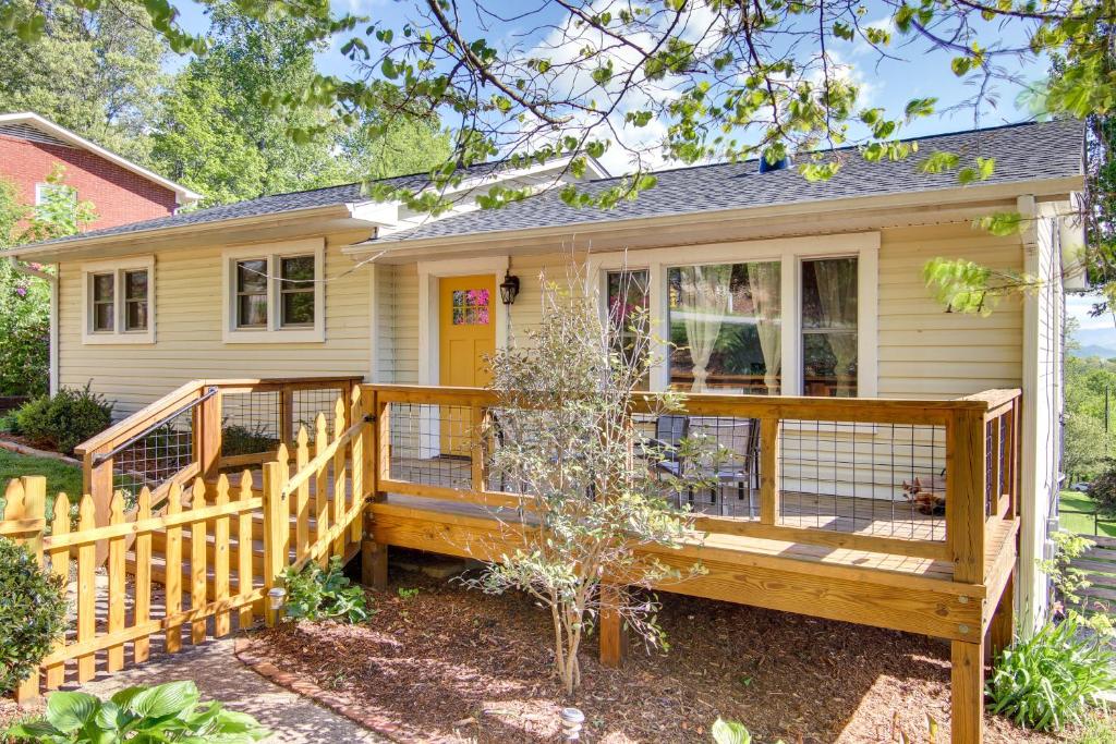een huis met een groot houten terras ervoor bij Asheville Home with Views Near Blue Ridge Parkway! in Asheville