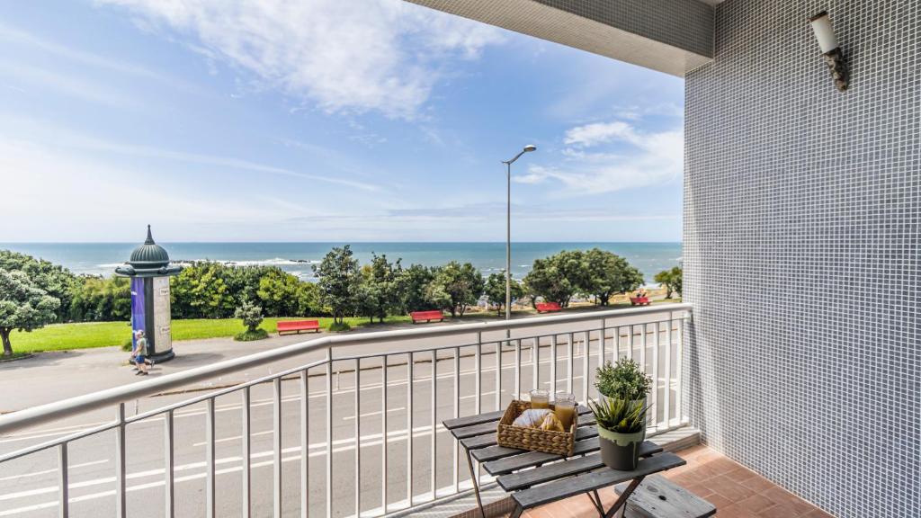 Foz Beach Apartment w Sea Views by LovelyStay