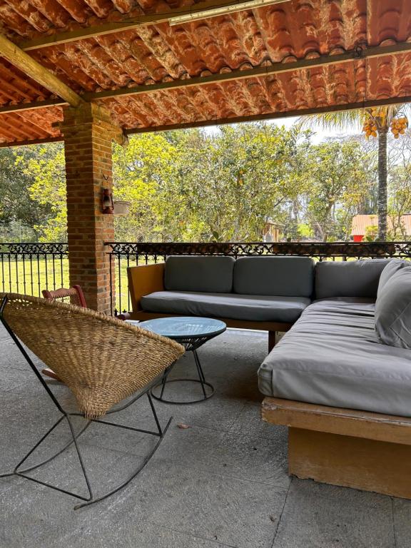 un sofá, una mesa y una silla en el patio en Rancho tres Marías, en Córdoba