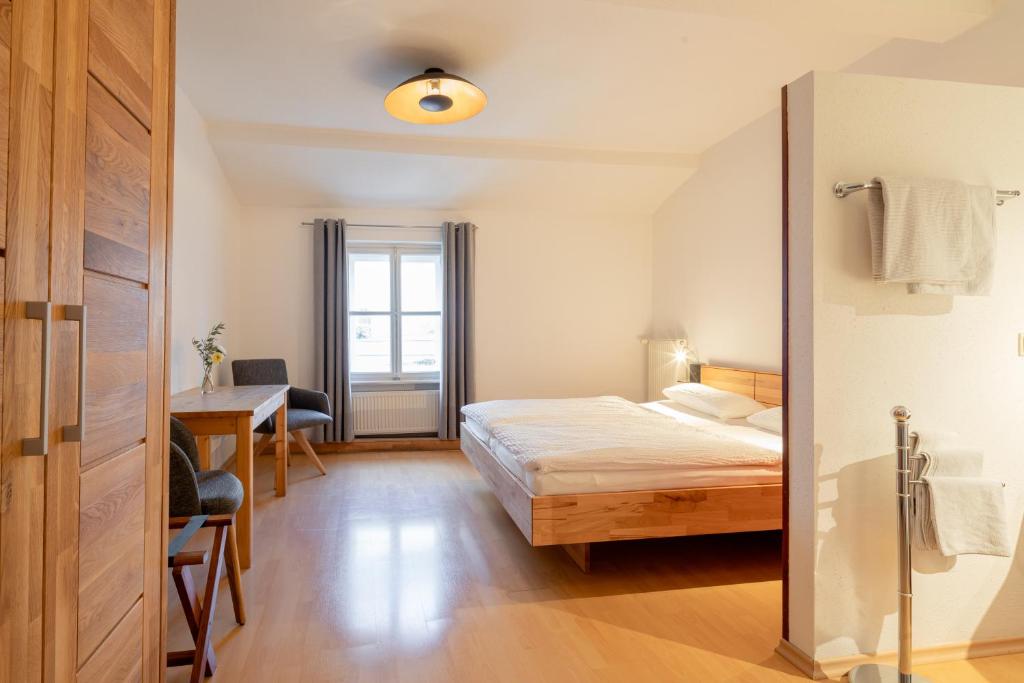 Postel nebo postele na pokoji v ubytování Pension Goldenes Schiff