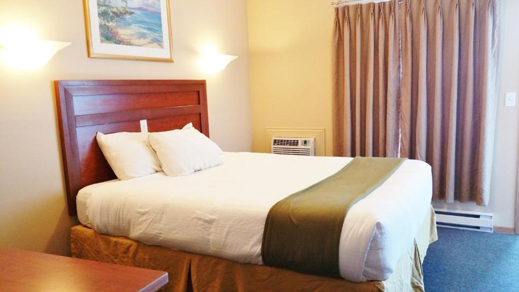 Postel nebo postele na pokoji v ubytování Alpine Motel