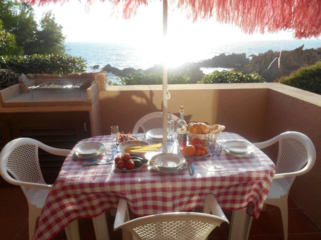 una mesa con un mantel a cuadros rojo y blanco en Costa Paradiso Villaggio Tamerici en Costa Paradiso