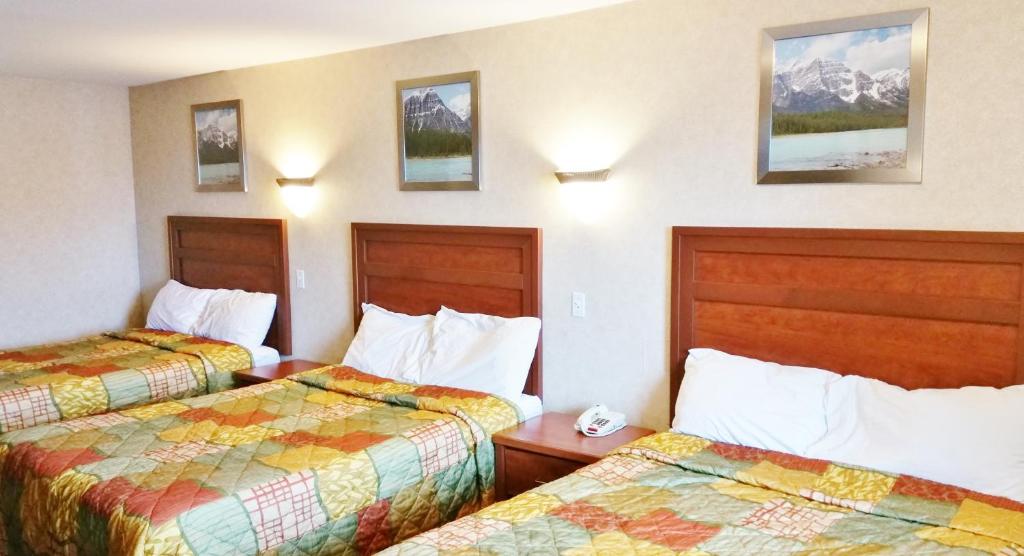 Postel nebo postele na pokoji v ubytování Alpine Motel