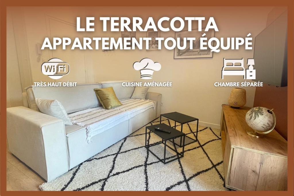 - un salon avec un canapé blanc et une table dans l'établissement Le TerraCotta - Appartement tout équipé à Niort, à Niort