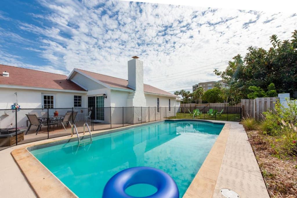 Swimming pool sa o malapit sa Large pool home and blocks away from the beach