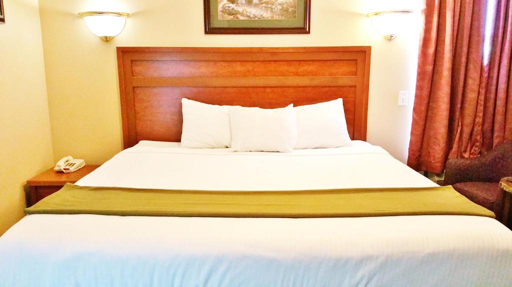 Postel nebo postele na pokoji v ubytování Alpine Motel