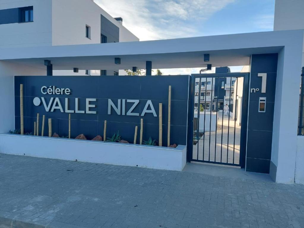 un edificio con una puerta a aale valley nza en Valleniza ViaCelere 2 dormitorios, en Vélez-Málaga