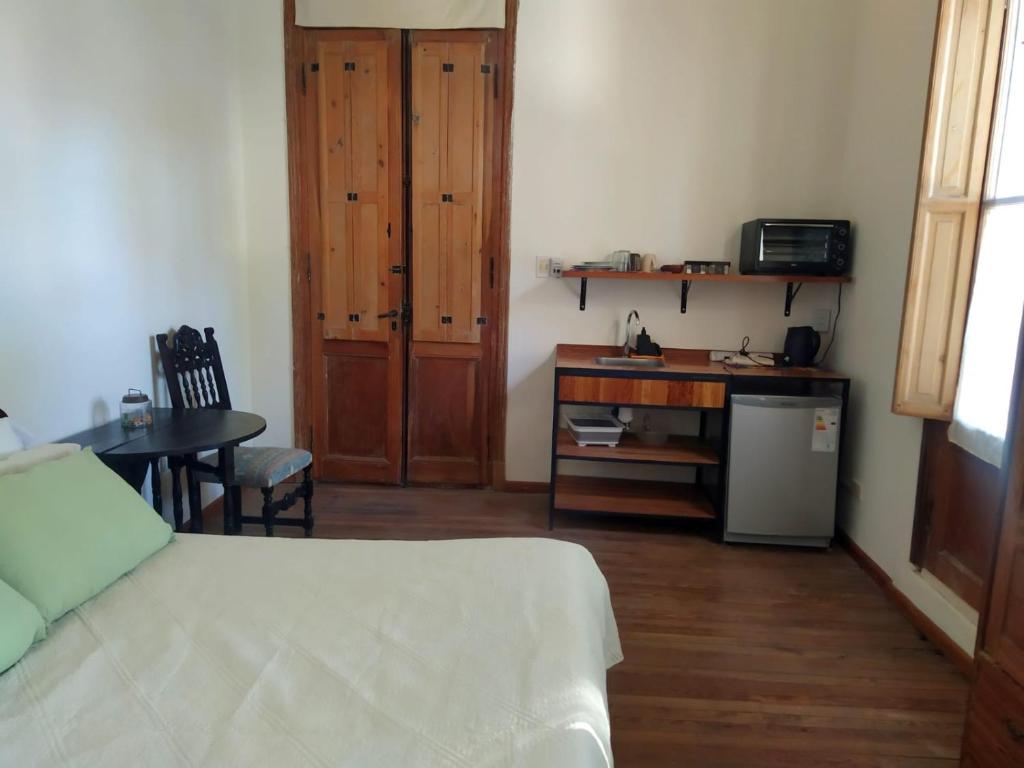 Cette chambre comprend un lit, un bureau et une table. dans l'établissement La Soñada, à La Paz