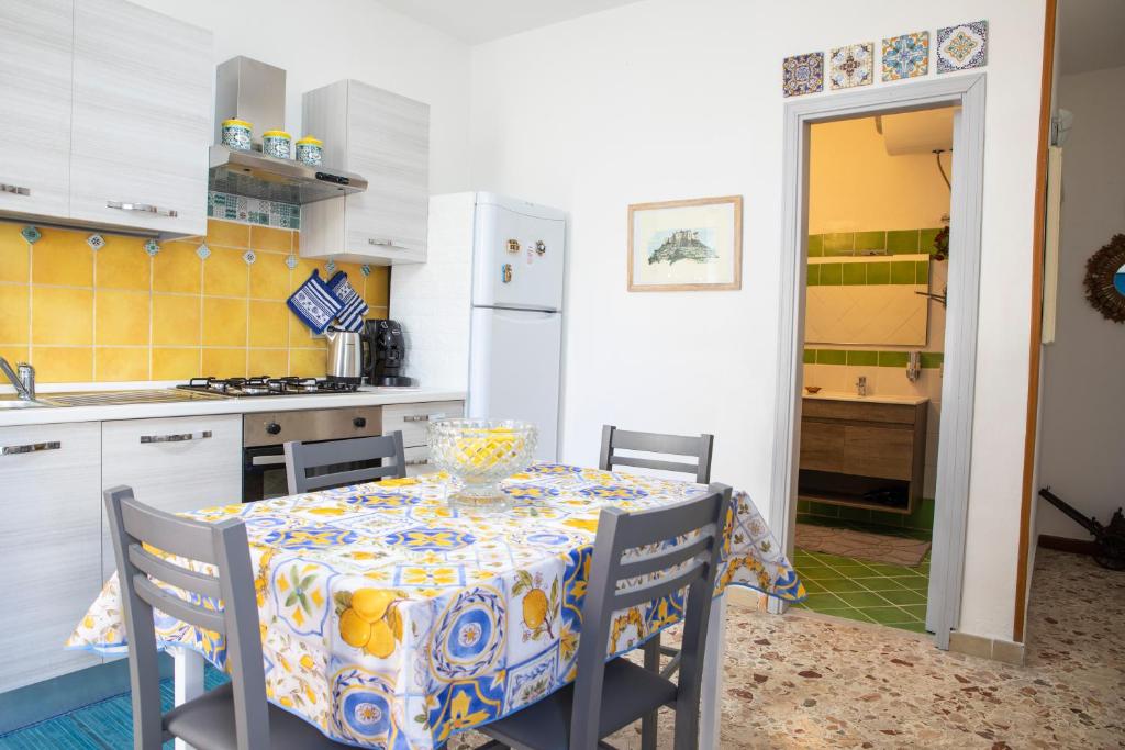 Kuchyň nebo kuchyňský kout v ubytování Beddamuri home