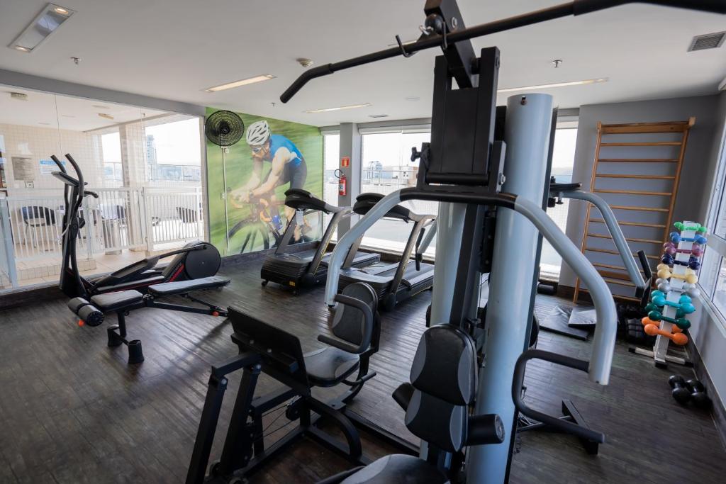 un gimnasio con cintas de correr y bicicletas estáticas en una habitación en Comfort Hotel Santos, en Santos
