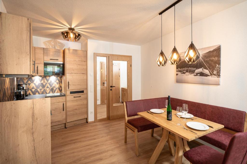 Kuchyň nebo kuchyňský kout v ubytování Wildbach Lodge Dienten