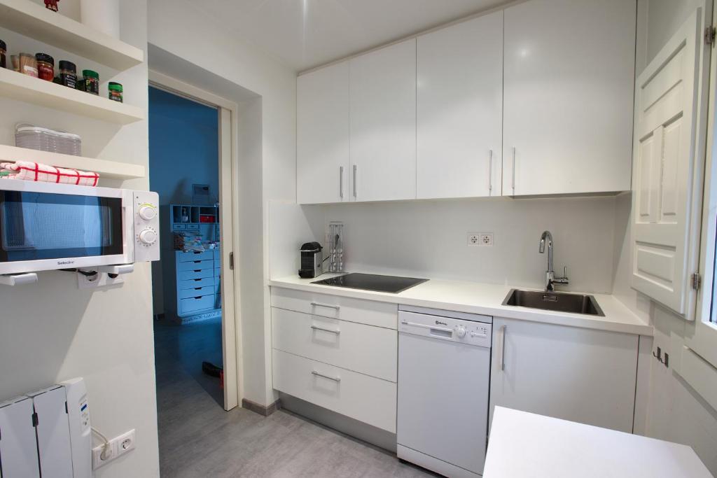 Kuchyň nebo kuchyňský kout v ubytování CUENCALOFT LA CASA DEL JARDINILLO