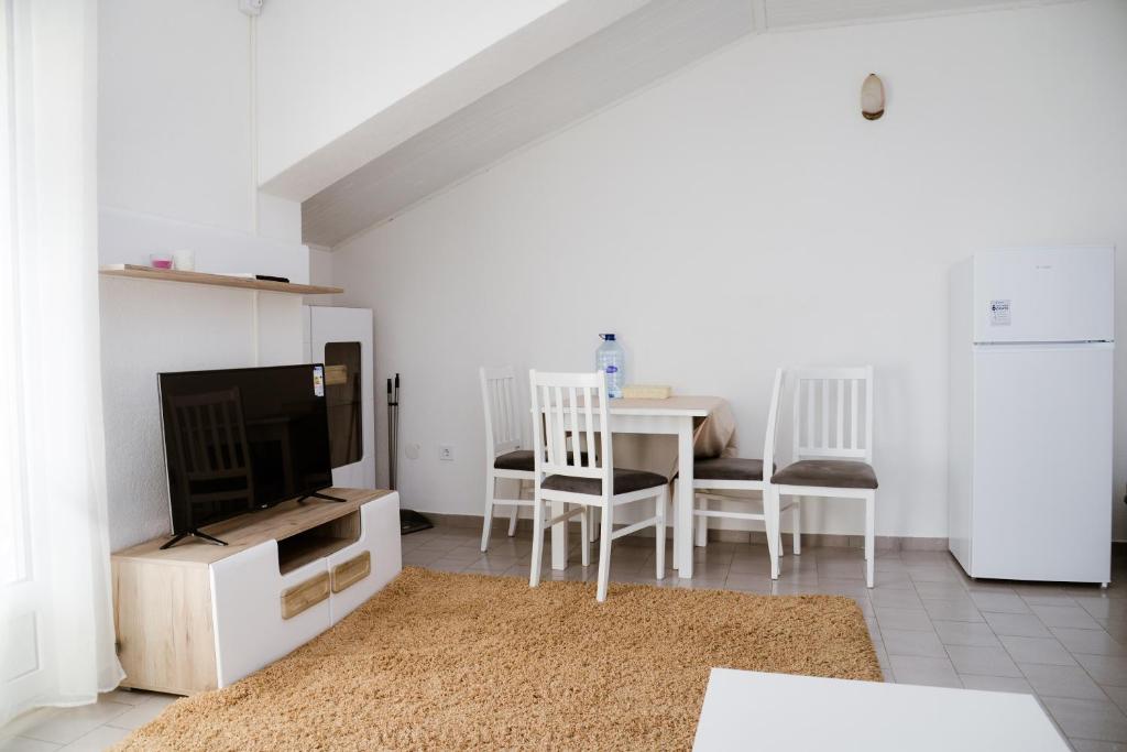 TV a/nebo společenská místnost v ubytování Iker apartments