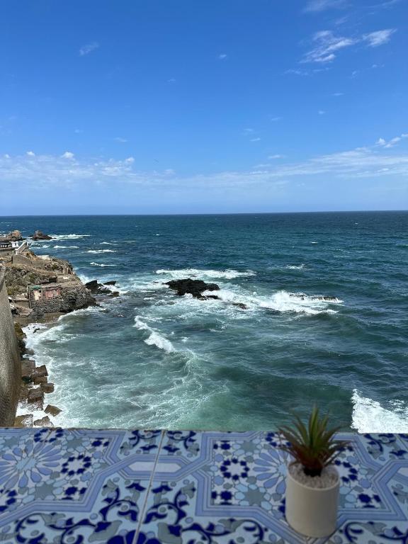 阿爾及爾的住宿－Charmant Appartement vue sur mer，一张享有海景的桌子