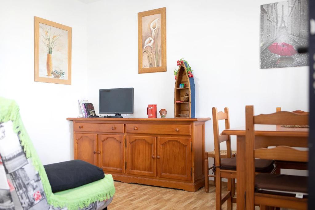 Televízia a/alebo spoločenská miestnosť v ubytovaní Casa Manoli 3 Chiclana