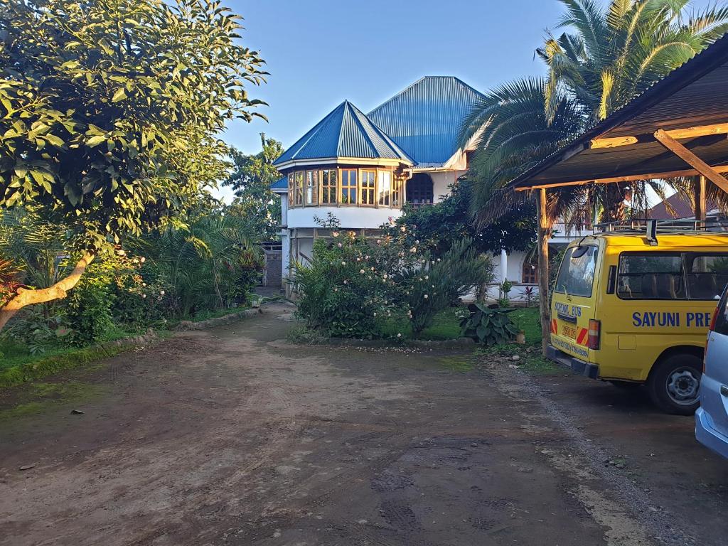 un furgone giallo parcheggiato di fronte a una casa di Zion Care Homestay ad Arusha