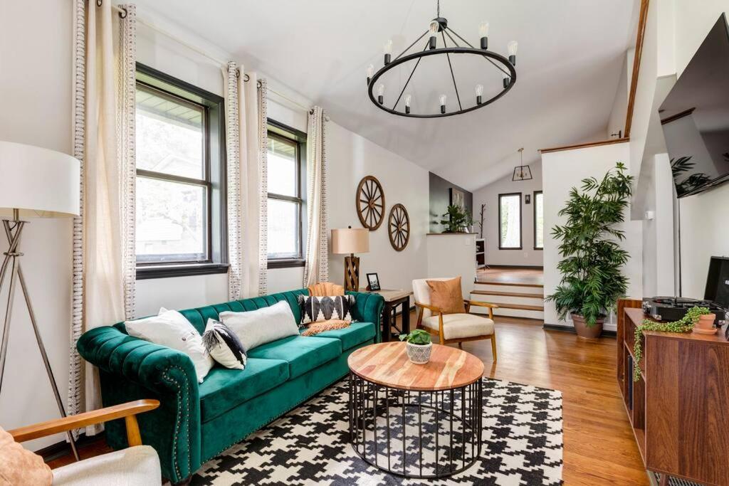 Posezení v ubytování NEW - Modern Rustic Retreat Ardmore Chalet