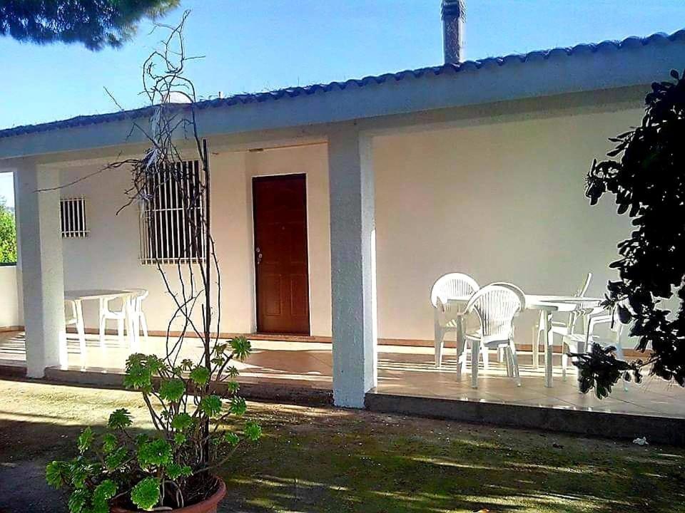 ein Haus mit Stühlen und einem Tisch davor in der Unterkunft Casa vacanza Su Mare Sorso a pochi m dal mare in Sorso