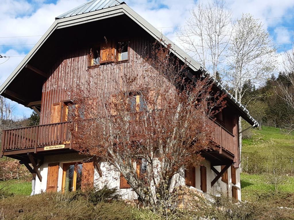 an old barn with a balcony on the side of it at Le Chal'heureux , grand chalet familial 8 personnes in Saint-Pierre-de-Chartreuse