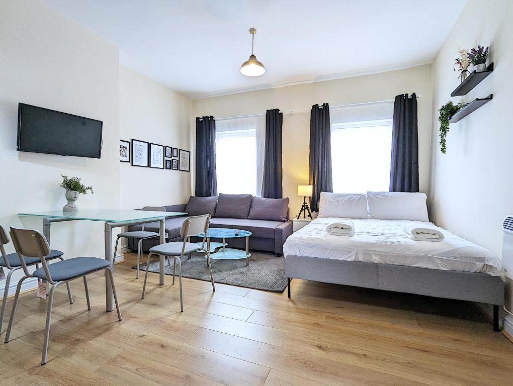- une chambre avec un lit, une table et un canapé dans l'établissement Lovely Studio In Anfield Near Centre Free Parking, à Liverpool