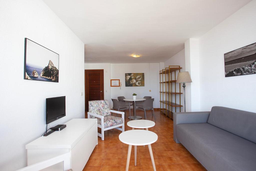 Apartamentos Don Quijote - Three-Bedroom Apartment