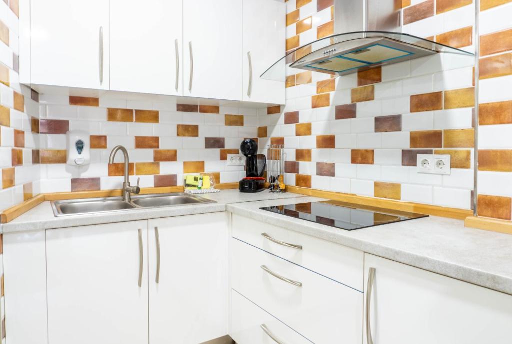 Kuchyňa alebo kuchynka v ubytovaní San Juan Apartment Málaga Center