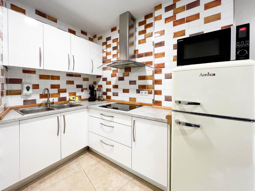 Kuchyňa alebo kuchynka v ubytovaní San Juan Apartment Málaga Center