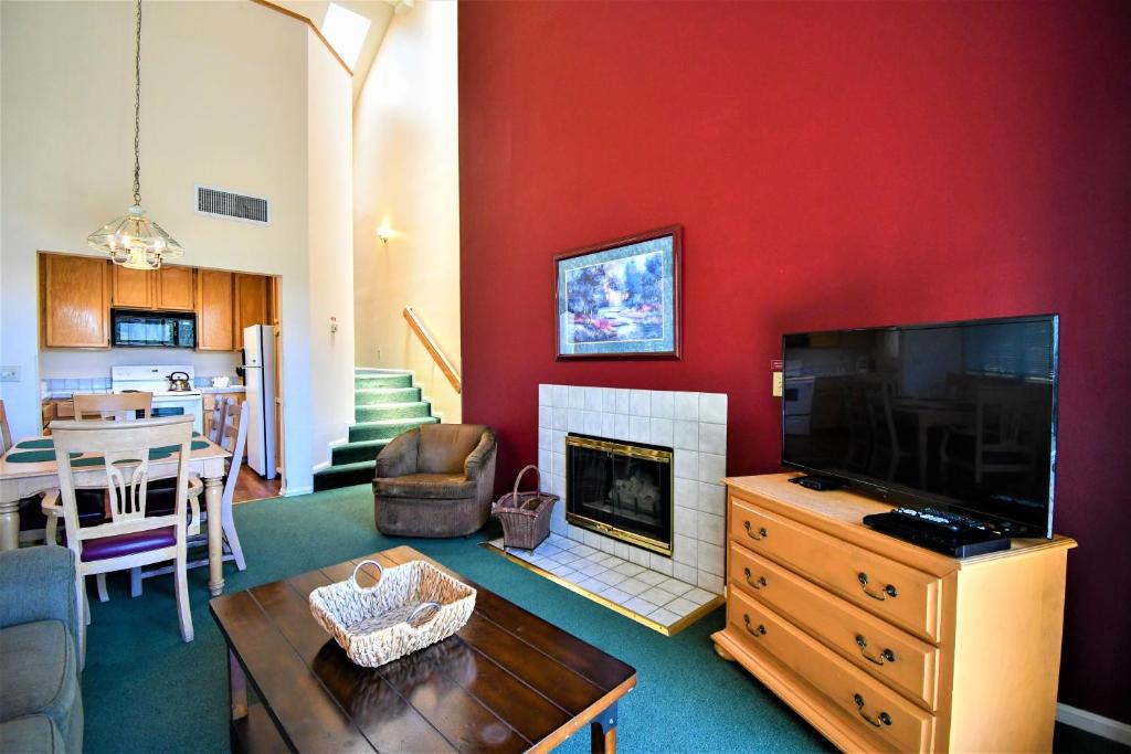 sala de estar con TV y sala de estar con chimenea en North Bay At Lake Arrowhead, en Lake Arrowhead