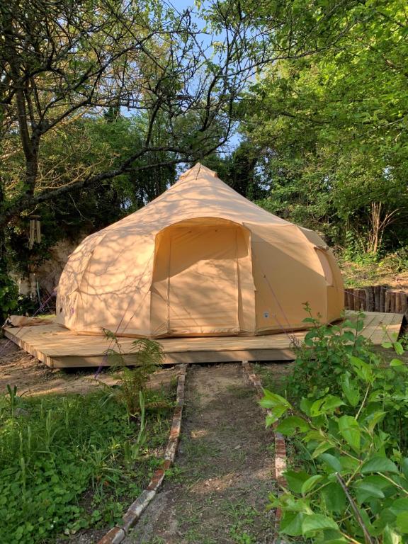 The Glade Bell tent في Sarcé: خيمة تجلس على العشب
