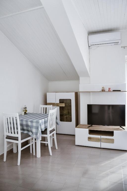 TV a/nebo společenská místnost v ubytování Iker apartments